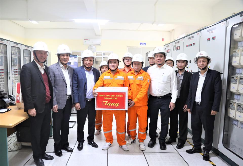 Lãnh đạo TP Hà Nội thăm, tặng quà một số đơn vị sản xuất kinh doanh